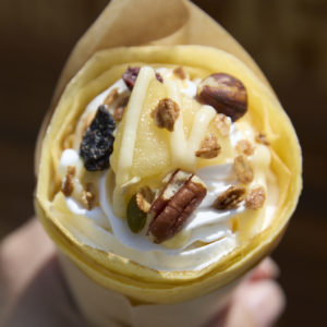 Farmer's cafe(ファーマーズカフェ)の米粉クレープ『アップルフィリングとカスタード』。Rice flour crepe food truck