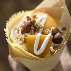 Farmer's cafe(ファーマーズカフェ)の米粉クレープ『桃とクリームチーズ』。Rice flour crepe food truck